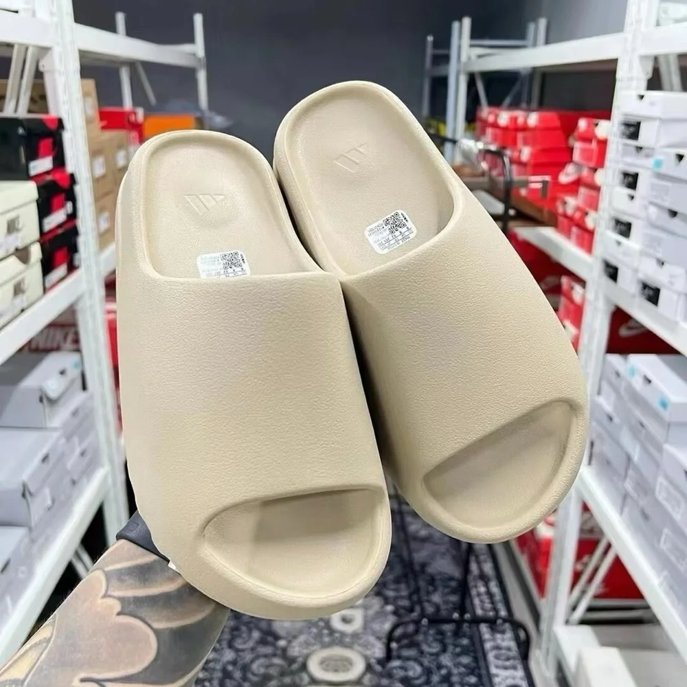 NEW YEEZY PURE SLIDES SIZE 6 MEN / 7 WOMEN